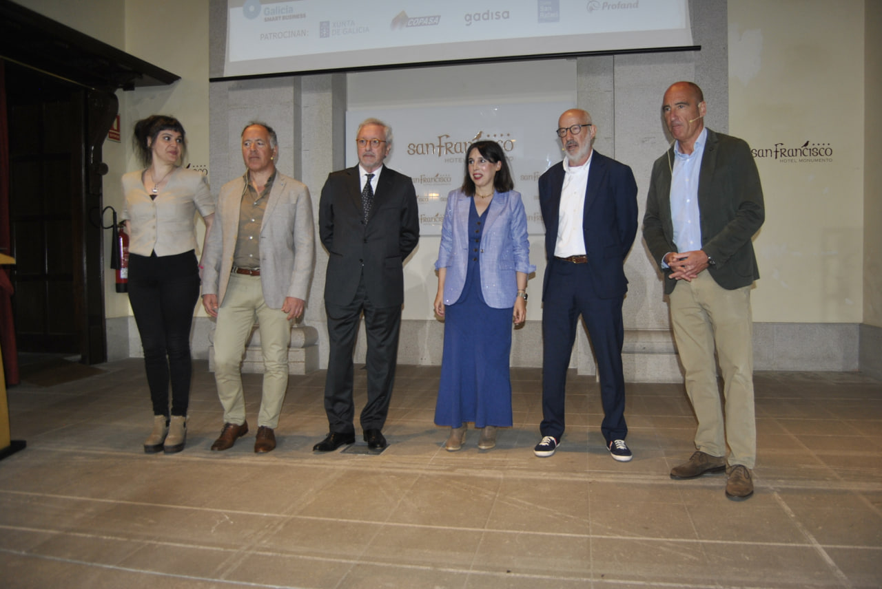 De izquierda a derecha, la periodista Cristina Díaz Pardo, el director técnico del Atlas Gallego de la Empresa Comprometida, Marcelino Fernández Mallo; el editor de Economía Digital, Juan García; la conselleira de Economía, María Jesús Lorenzana; el director de Sostenibilidad de Profand, Antonio Álvarez; y el director de Economía Digital Galicia, Julián Rodríguez / Economía Digital Galicia