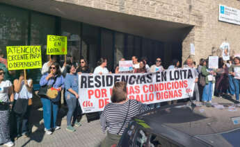 Personal de residencias y centros de día de titularidad privada en Galicia, concentado ante el centro Concepción Arenal