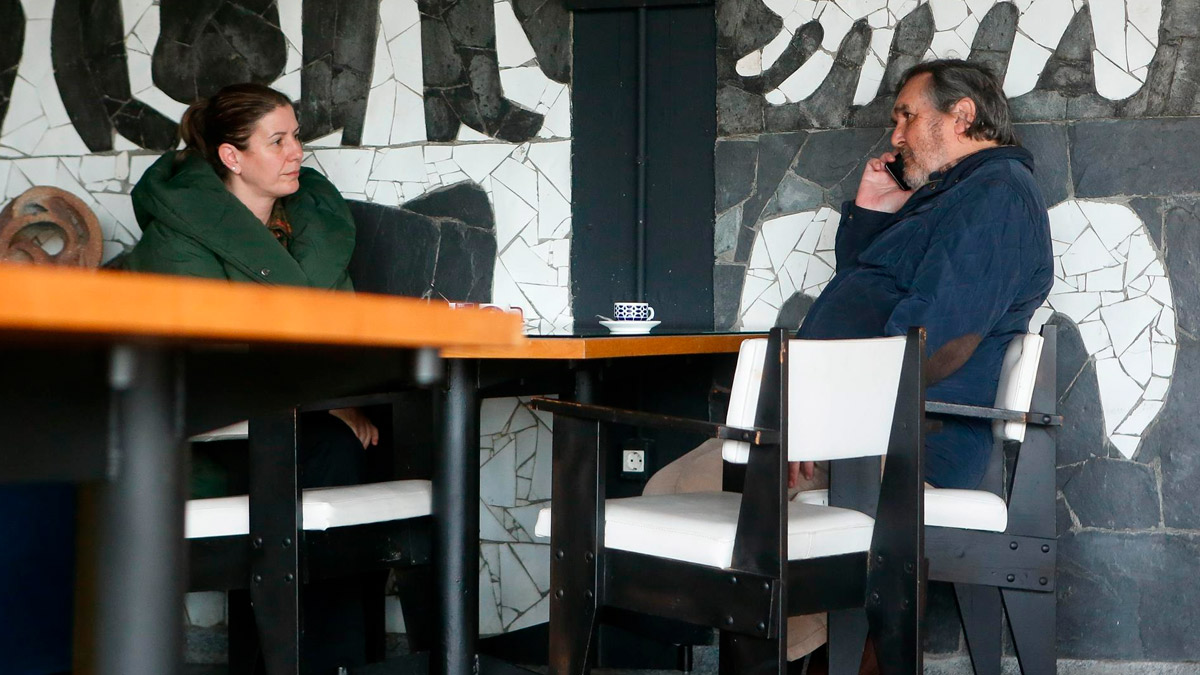 El propietario de Sargadelos, Segismundo García, charla en la cafetería del complejo industrial con la alcaldesa de Cervo, Dolores García