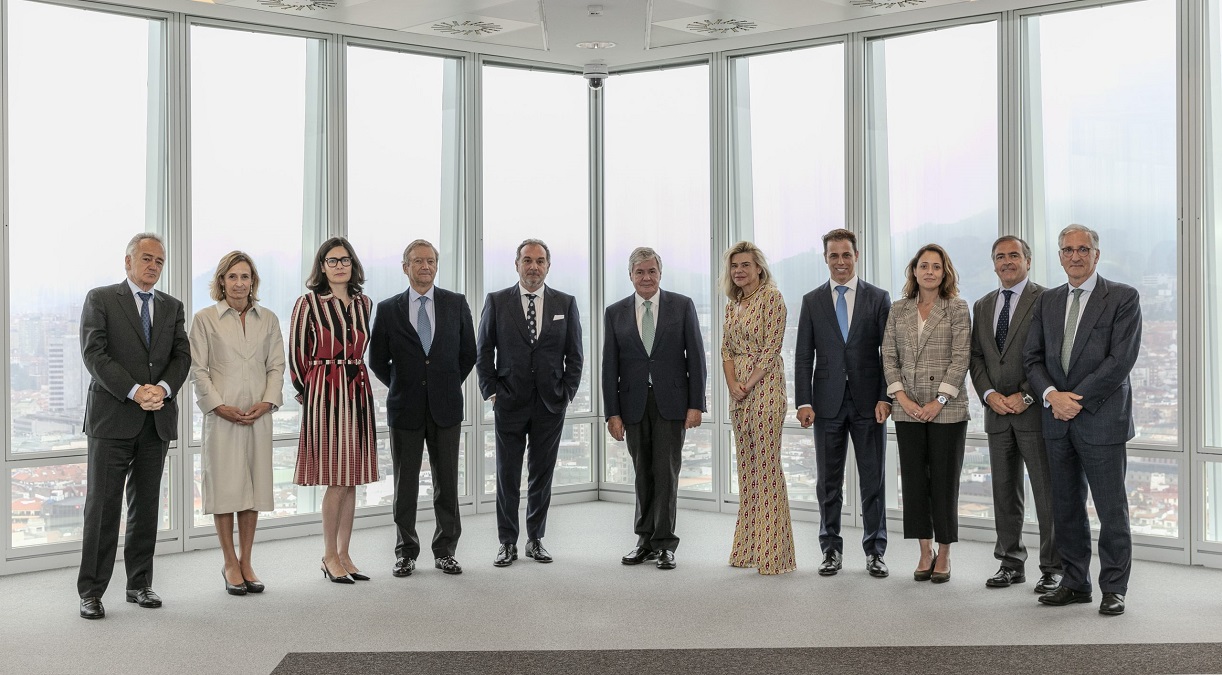 Jesús Esmorís, quinto desde la izquierda, en una foto de archivo, cuando era consejero delegado de Tubacex.