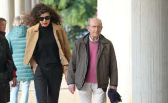 El exdirector de El Corrre Gallego José Manuel Rey Novoa (d), a su llegada al Juzgado de Instrucción Número 1 de Santiago / Álvaro Ballesteros (Europa Press)
