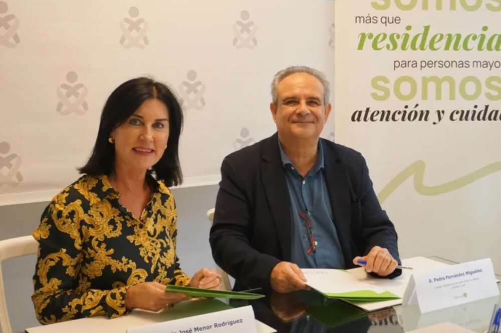 La Colegio de Enfermería de Ourense, María José Menor, junto a Pedro Fernández Miguélez, exdirector territorial de DomusVi en el Sur de Galicia y Castilla y León / DomusVi