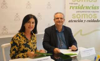 La Colegio de Enfermería de Ourense, María José Menor, junto a Pedro Fernández Miguélez, exdirector territorial de DomusVi en el Sur de Galicia y Castilla y León / DomusVi