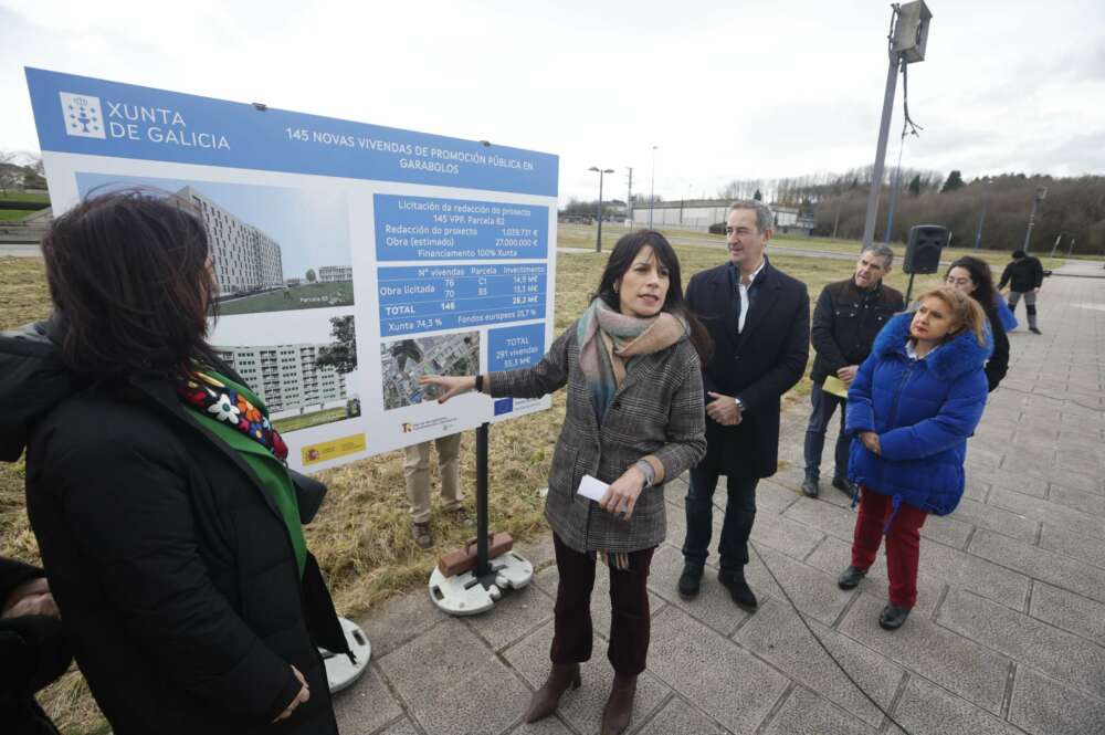 La conselleira de Vivienda y Planificación de Infraestructuras, María Martínez Allegue, presenta una de las promociones de Garabolos (Lugo), la primera licitada por la nueva sociedad de vivienda pública Vipugal