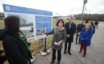 La conselleira de Vivienda y Planificación de Infraestructuras, María Martínez Allegue, presenta una de las promociones de Garabolos (Lugo), la primera licitada por la nueva sociedad de vivienda pública Vipugal