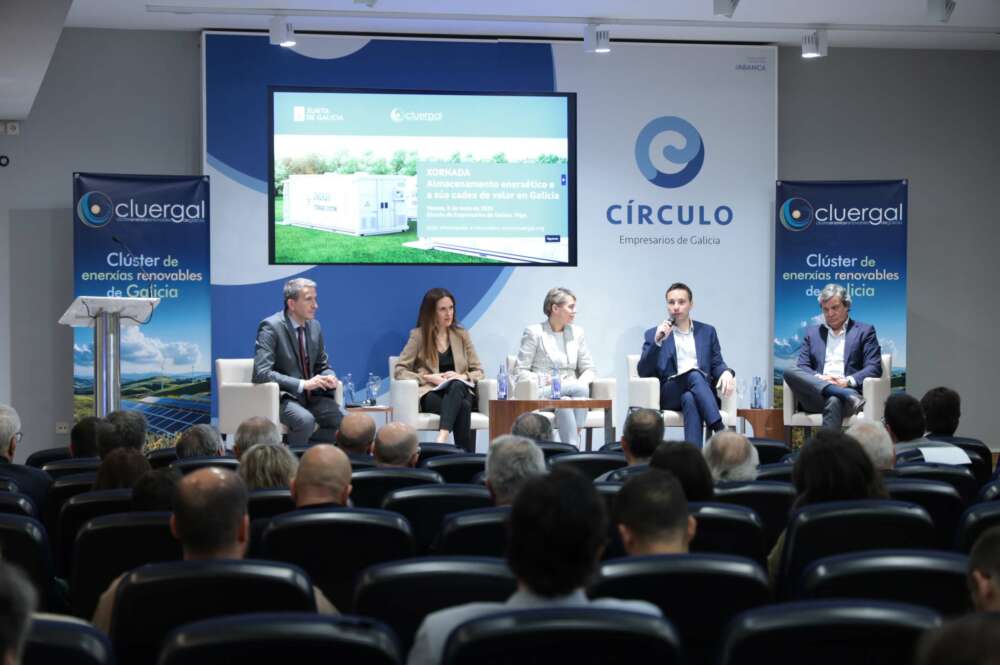 Oriol Sarmiento, gerente de Cluergal, moderó la primera mesa, que llevó por título "Contexto del almacenamiento energético en España y en Galicia" / Cluergal