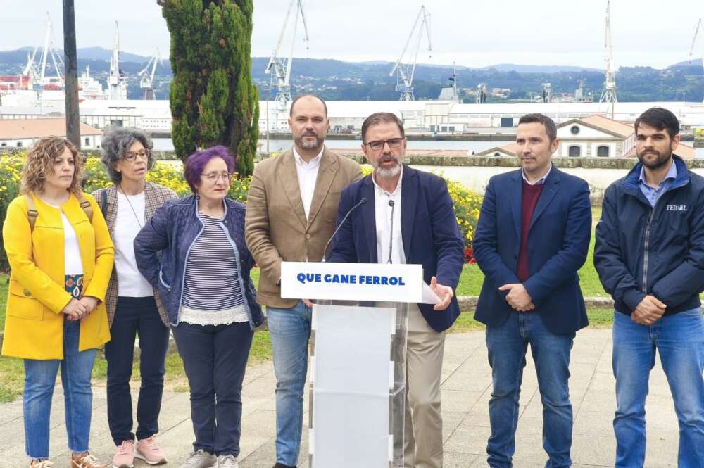 El portavoz del PSOE en Ferrol, Ángel Mato, junto al secretario provincial Bernardo Fernández, en rueda de prensa / Europa Press