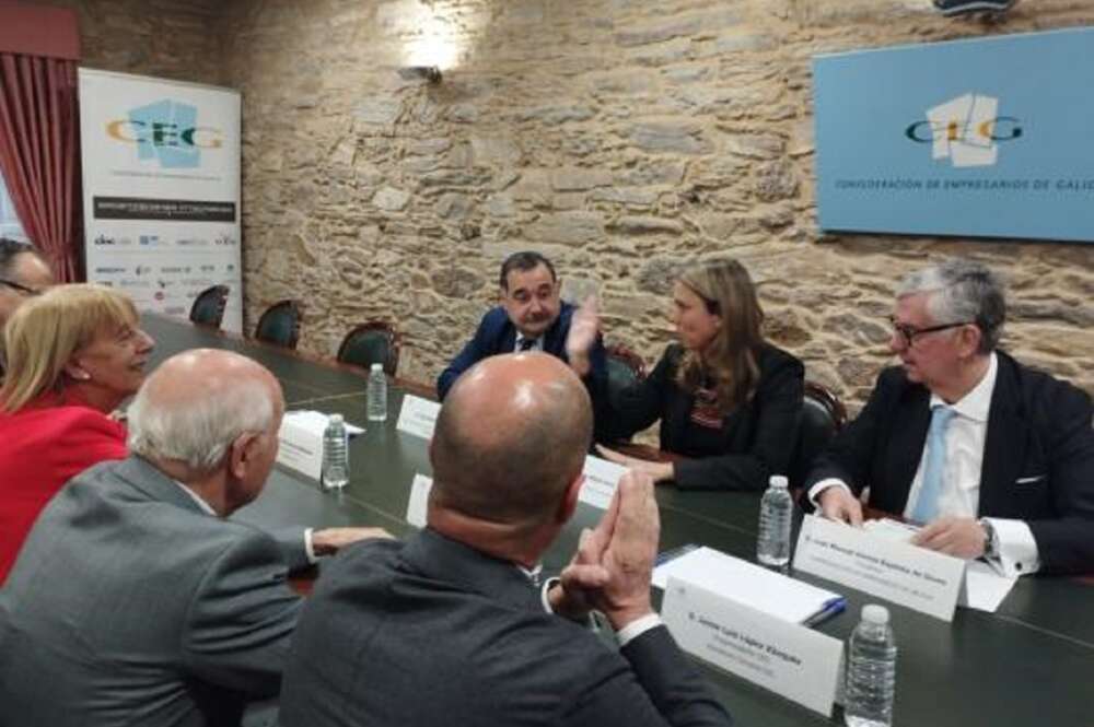 La candidata a la presidencia de Cepyme, Ángela de Miguel, visitó la sede de la Confederación de Empresarios de Galicia (CEG)