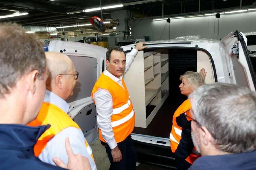 Antonio Filosa, el nuevo CEO de Stellantis, visita la fábrica de Balaídos en Vigo, tras su paso por Francia e Italia