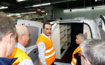 Antonio Filosa, el nuevo CEO de Stellantis, visita la fábrica de Balaídos en Vigo, tras su paso por Francia e Italia