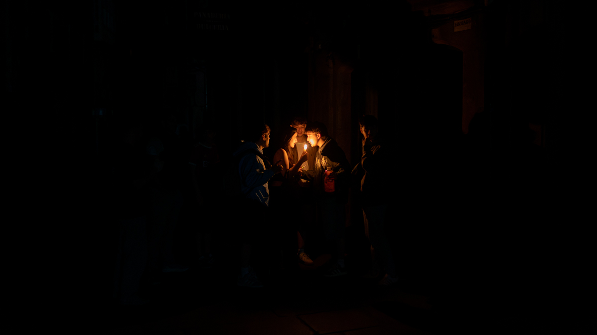 La Plaza del Obradoiro durante el apagón en Santiago de Compostela, a 28 de abril de 2025, en Santiago de Compostela, Galicia (España)