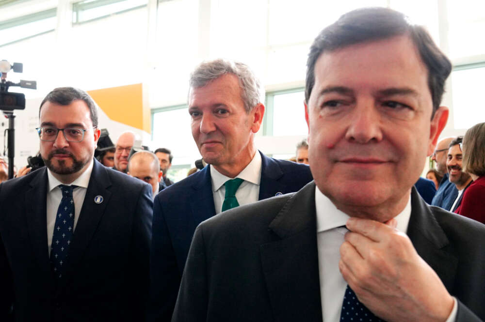 (I-D) El presidente del Principado de Asturias, Adrián Barbón; el presidente de la Xunta de Galicia, Alfonso Rueda, y el presidente de Castilla y León, Alfonso Fernández Mañueco