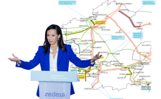 Beatriz Corredor, presidenta de Redeia, con el mapa de la planificación de la red eléctrica de Galicia 2015-2020