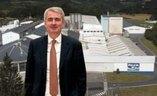 Emmanuel Besnier, presidente de Lactalis, con la planta de la multinacional en Vilalba (Lugo) al fondo