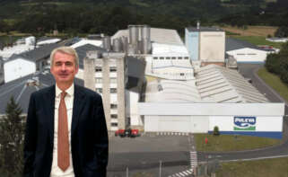 Emmanuel Besnier, presidente de Lactalis, con la planta de la multinacional en Vilalba (Lugo) al fondo