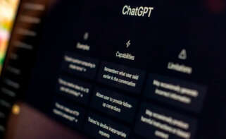 ordenador consultando Chat GPT