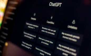 ordenador consultando Chat GPT