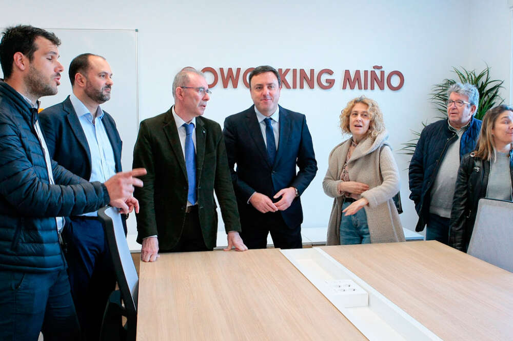 Visita del presidente de la Deputación da Coruña, Valentín González Formoso, al coworking de Miño