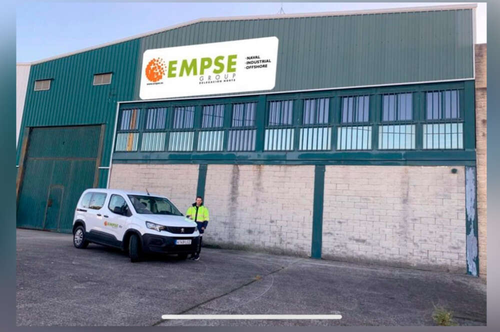 un trabajador de Empse Group a la puerta de la planta de Narón