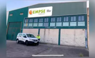 un trabajador de Empse Group a la puerta de la planta de Narón