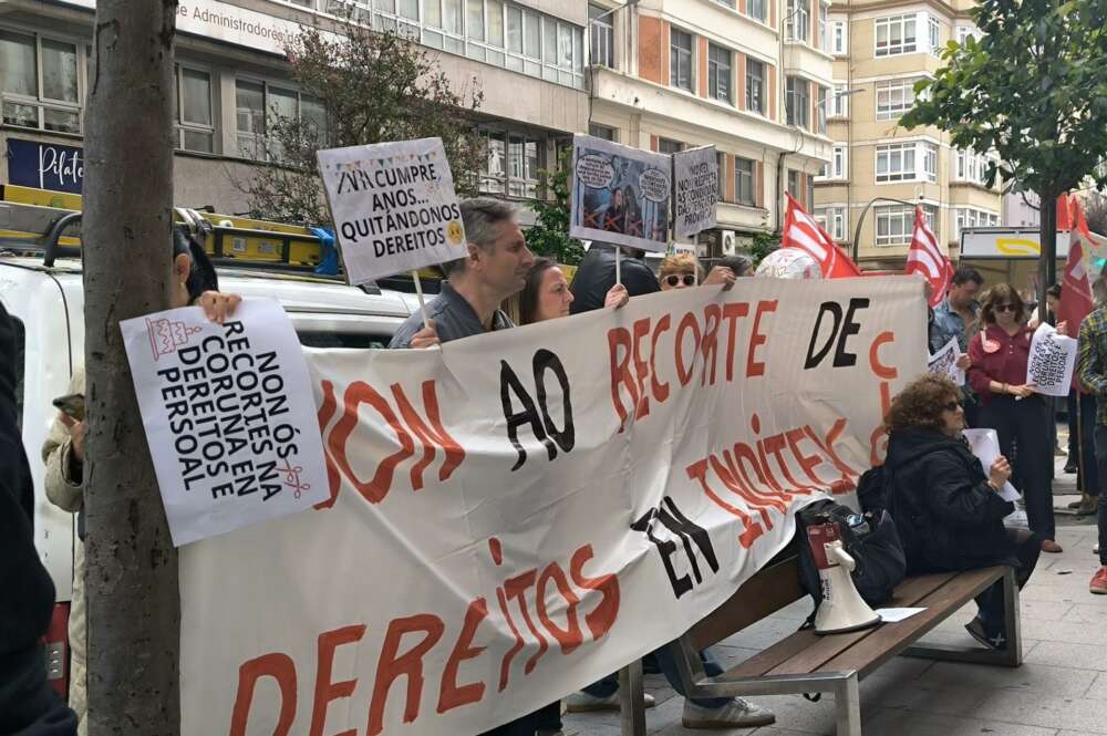 Concentración convocada por la CIG delante de la tienda de Zara reformada debido al 50 aniversario de la firma y situada en la calle Juan Flórez, de A Coruña.