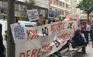 Concentración convocada por la CIG delante de la tienda de Zara reformada debido al 50 aniversario de la firma y situada en la calle Juan Flórez, de A Coruña.