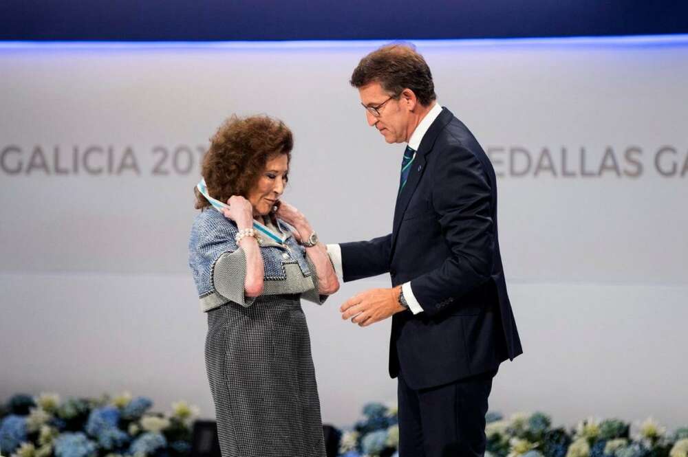 Isabel Castelo junto a Alberto Núñez Feijóo en 2017 con motivo de la entrega de la medalla de oro de Galicia / Xunta