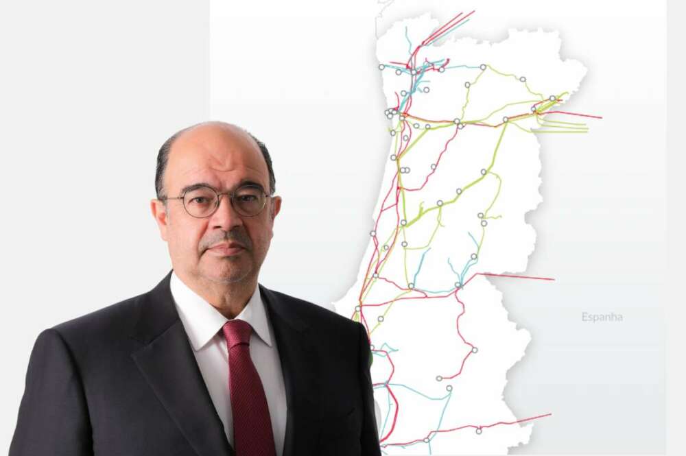 Rodrigo Costa, CEO de REN, y un mapa de las redes energéticas de Portugal