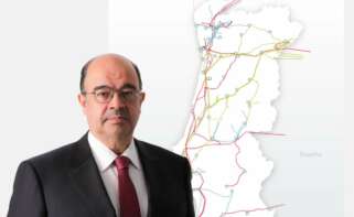 Rodrigo Costa, CEO de REN, y un mapa de las redes energéticas de Portugal