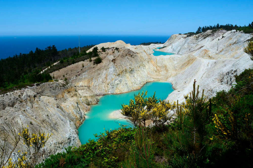 Balsas mineras en la zona de explotación de áridos en Monte Neme, entre Carballo y Malpica
