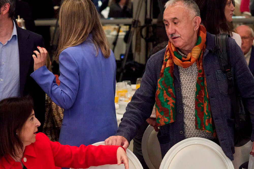 La ministra de Defensa, Margarita Robles, y el secretario general de UGT, Pepe Álvarez, durante un desayuno informativo organizado por Fórum Europa, en el Hotel Mandarin Oriental Ritz