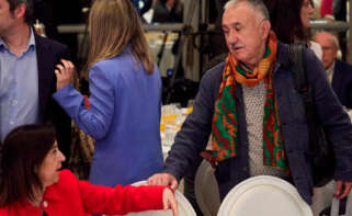La ministra de Defensa, Margarita Robles, y el secretario general de UGT, Pepe Álvarez, durante un desayuno informativo organizado por Fórum Europa, en el Hotel Mandarin Oriental Ritz