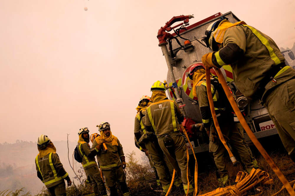 Agentes del equipo de Bomberos de Galicia trabajan durante un incendio, a 5 de septiembre de 2024, en Crecente, Pontevedra, Galicia (España)