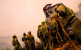 Agentes del equipo de Bomberos de Galicia trabajan durante un incendio, a 5 de septiembre de 2024, en Crecente, Pontevedra, Galicia (España)
