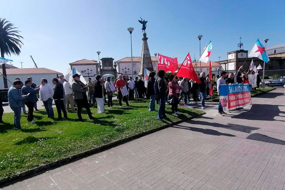 Concentración de personal civil del Arsenal de Ferrol para pedir condiciones laborales dignas al Ministerio de Defensa