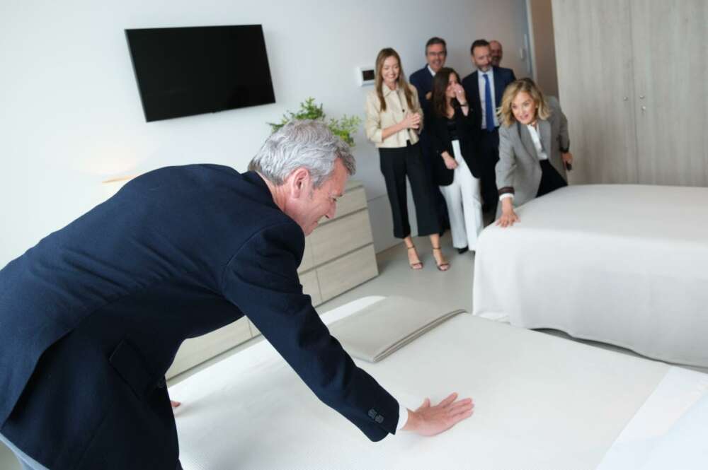 Alfonso Rueda y Flora Pérez Marcote, mujer de Amancio Ortega, en la nueva residencia de Eirís (A Coruña). Al fondo, la conselleira de Política Social, Fabiola García; la alcaldesa de A Coruña, Inés Rey; el CEO de Pontegadea, Roberto Cibeira; y José Arnau, vicepresidente de Inditex y Pontegadea / Xunta
