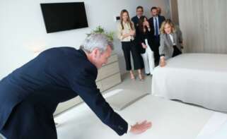 Alfonso Rueda y Flora Pérez Marcote, mujer de Amancio Ortega, en la nueva residencia de Eirís (A Coruña). Al fondo, la conselleira de Política Social, Fabiola García; la alcaldesa de A Coruña, Inés Rey; el CEO de Pontegadea, Roberto Cibeira; y José Arnau, vicepresidente de Inditex y Pontegadea / Xunta