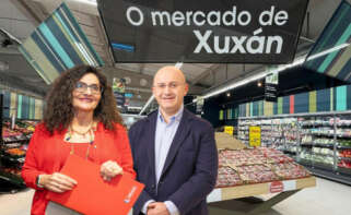 Rosa Carabel, CEO de Eroski, y José Antonio Ferreño, director general de Vegalsa-Eroski, en un montaje con una tienda de Vegalsa en A Coruña