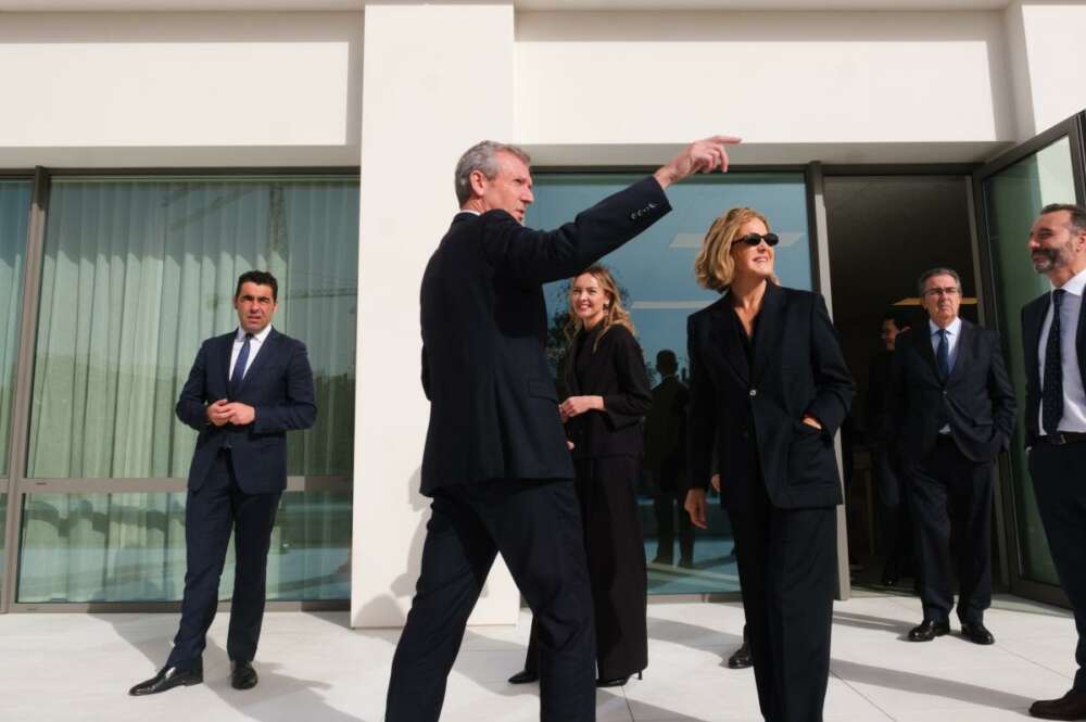 Alfonso Rueda y Flora Pérez Marcote en la residencia de Eiriña donada por la Fundación Amancio Ortega. Al fondo, Fabiola García, José Arnau y Roberto Cibeira / Xunta