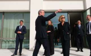 Alfonso Rueda y Flora Pérez Marcote en la residencia de Eiriña donada por la Fundación Amancio Ortega. Al fondo, Fabiola García, José Arnau y Roberto Cibeira / Xunta