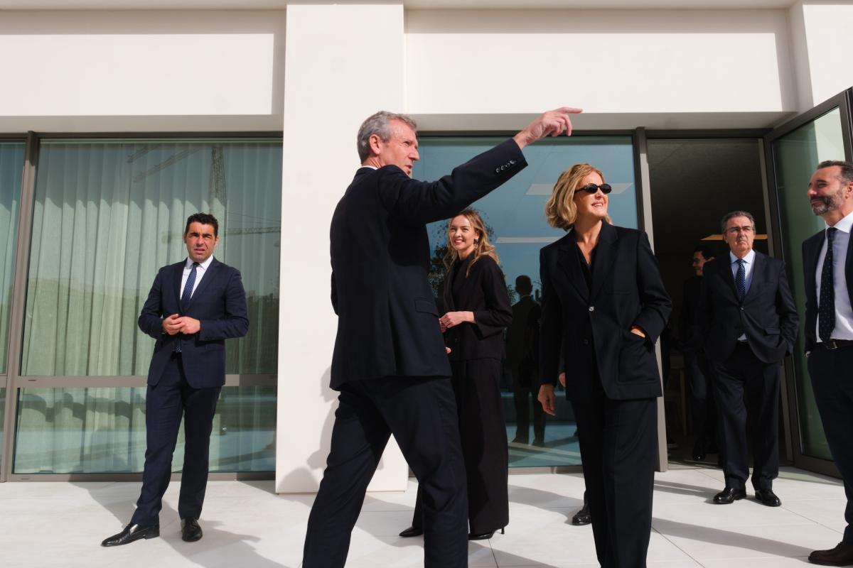 Alfonso Rueda y Flora Pérez Marcote en la residencia de Eiriña donada por la Fundación Amancio Ortega. Al fondo, Fabiola García, José Arnau y Roberto Cibeira / Xunta