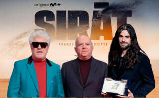 Ilustración en la que aparecen Pedro y Agustín Almodóvar junto a Oliver Laxe y de fondo el cartel de la película Sirat