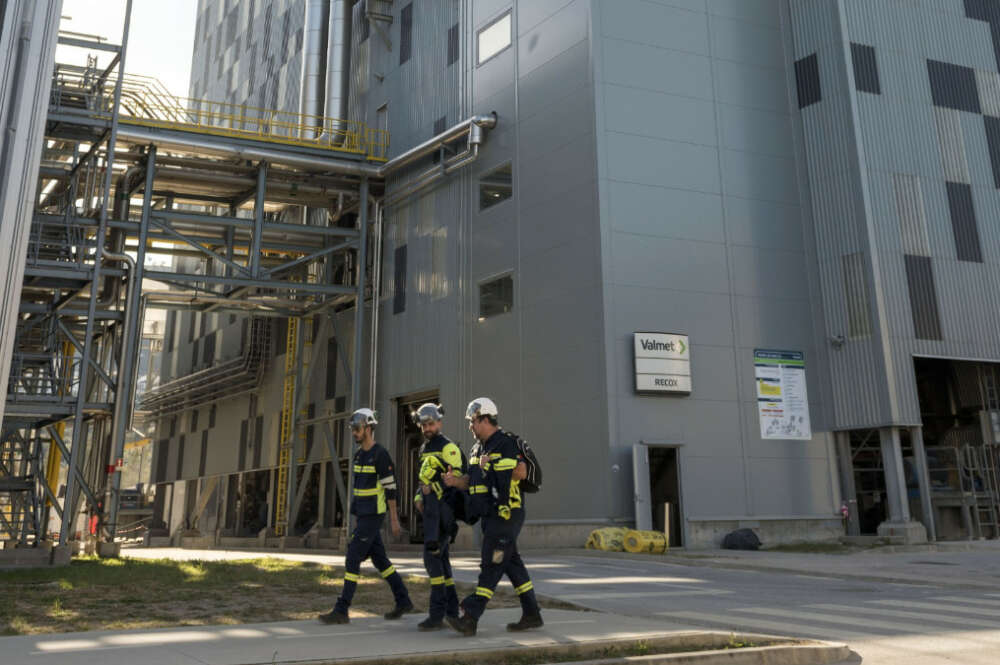 Trabajadores en la fábrica Biotek de Altri
