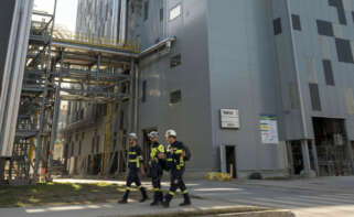 Trabajadores en la fábrica Biotek de Altri