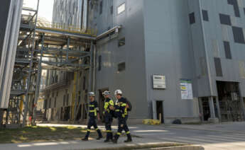 Trabajadores en la fábrica Biotek de Altri