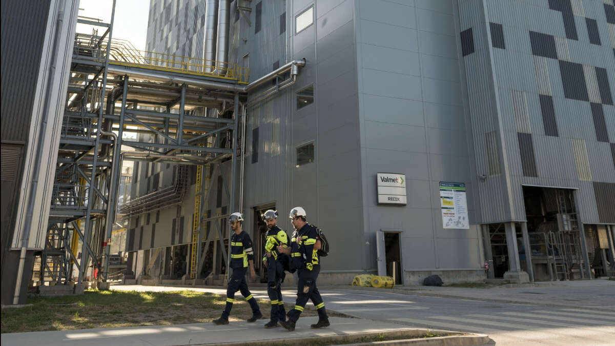 Trabajadores en la fábrica Biotek de Altri