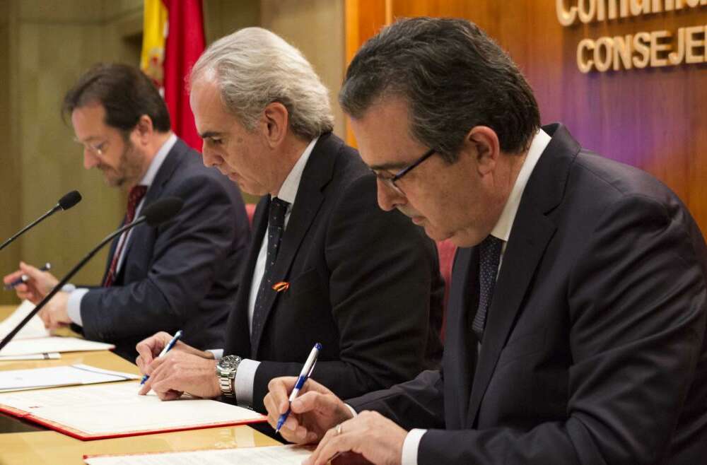 José Arnau, a la derecha, en una foto de archivo firmando una donación de la Fundación Amancio Ortega a la Comunidad de Madrid para la adquisición de equipos contra el cáncer para los hospitales públicos.