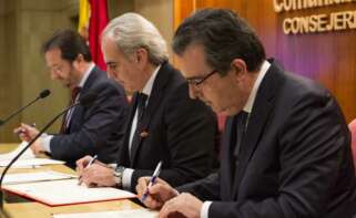 José Arnau, a la derecha, en una foto de archivo firmando una donación de la Fundación Amancio Ortega a la Comunidad de Madrid para la adquisición de equipos contra el cáncer para los hospitales públicos.