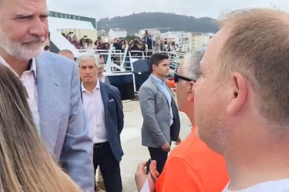 El rey Felipe VI habla con el presidente del comité de empresa de Alcoa, José Antonio Zan