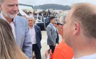 El rey Felipe VI habla con el presidente del comité de empresa de Alcoa, José Antonio Zan